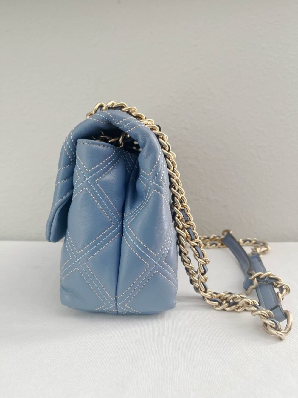 Tory Burch Fleming Contrast-Stitch Small Leather Convertible Shoulder Bag - Picture 3 of 9